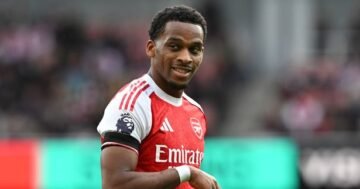 Jurrien Timber, Gary Neville, Arsenal, ชิงแชมป์, Bukayo Saka