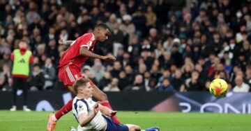 ท็อตแนม, ผู้ตัดสินใหม่, มิคกี้ แวน เดอ เวน, tackle, อเล็กซานเดอร์ อีแซค, ขาหัก